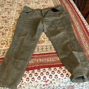 Natural reflections. Size 18. Green color